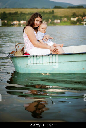 Mutter mit Baby auf Schiff auf See Stockfoto