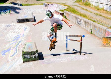 Ein Skateboarder Tricks auf seinem Skateboard zu tun. Stockfoto