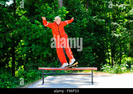 Ein Skateboarder Tricks auf seinem Skateboard zu tun. Stockfoto