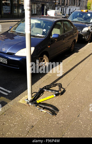 Fahrradrahmen gesperrt, um post, nachdem Teile beraubt wurden, Edinburgh, Schottland Stockfoto