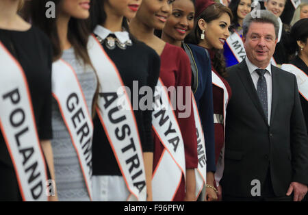 Magdeburg, Deutschland. 14. Dezember 2015. Der Bürgermeister von Magdeburg, Lutz Truemper und Teilnehmer der Miss Intercontinental Festzug 2015 stellen im Rahmen eines Empfangs im Rathaus in Magdeburg, Deutschland, 14. Dezember 2015. Insgesamt 62 Frauen konkurrieren um den internationalen Titel. Das Finale findet in Magdeburg am 18. Dezember 2015. Foto: Jens Wolf/Dpa/Alamy Live News Stockfoto