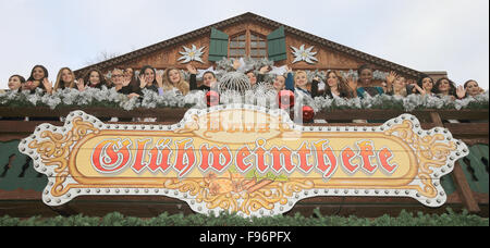 Magdeburg, Deutschland. 14. Dezember 2015. Die Teilnehmer der Miss Intercontinental Festzug 2015 stellen auf dem Balkon einen Weihnachten Markt stand in Magdeburg, Deutschland, 14. Dezember 2015. Insgesamt 62 Frauen konkurrieren um den internationalen Titel. Das Finale findet in Magdeburg am 18. Dezember 2015. Foto: Jens Wolf/Dpa/Alamy Live News Stockfoto