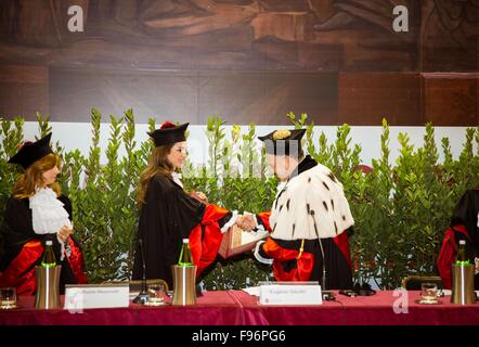 Rom, 12.10.2015 ihre Majestäten König Abdullah II und Königin Rania auf der Rom-Mittelmeerdialog. Rom, Italien / 10. Dezember 2015 anlässlich eines offiziellen Besuchs mit seiner Majestät König Abdullah II. nach Rom, ihre Majestät Königin Rania Al Abdullah akzeptiert einen Ehrendoktortitel in? Entwicklung der Wissenschaft und der internationalen Zusammenarbeit? von der Sapienza Universität, einer Europas? s renommiertesten Universitäten RPE/Albert Nieboer/Niederlande,   kein Draht-Dienst - Stockfoto