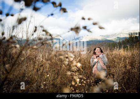 Schöne Outdoor-schwangere Frau Porträt in der herbstlichen Natur Stockfoto