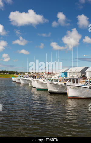 Angelboote/Fischerboote am Kai, Tignish Harbour, Prince Edward Island, Kanada gefesselt Stockfoto