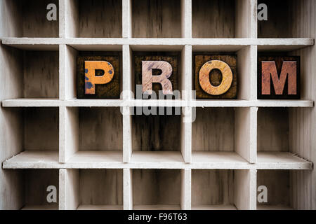 Das Wort "PROM" Vintage Tinte geschrieben gebeizt Holz Buchdruck-Typ in einen partitionierten Drucker Schublade. Stockfoto