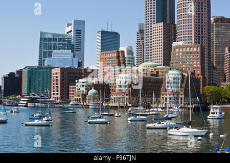 Die Innenstadt von Boston als gesehen von einem Ausflugsboot im Bostoner Inner Harbor. Stockfoto