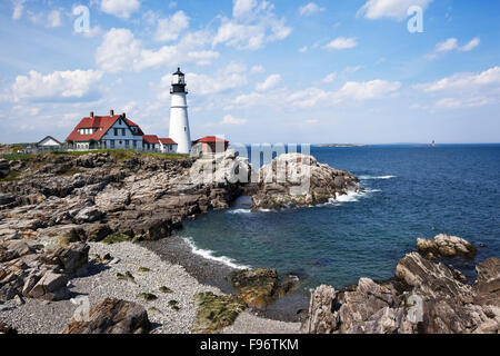 Fertiggestellt im Jahre 1791, Portland Head Light ist der älteste Leuchtturm in Maine und befindet sich in Cape Elizabeth, am Eingang zum Stockfoto