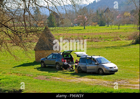 Picknickplatz neben Le Ceou River bei SaintCybranet, Departement Dordogne, Aquitaine, Frankreich Stockfoto