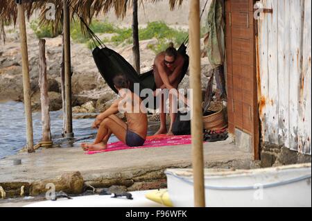 Junges Paar auf einer Hängematte in einem Casetes Varador alten Boah Haus auf Ibiza von Balearen Stockfoto