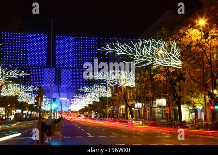 Madrid, Spanien 14. Dezember 2015: Weihnachtsbeleuchtung in Calle Alcalá im Zentrum von Madrid. Bildnachweis: James Brunker/Alamy Live-Nachrichten Stockfoto