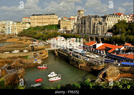 Bootshafen mit Eglise Sainte Eugenie, Saint Eugenie Church, Biarritz, PyrénéesAtlantiques Abteilung, Aquitaine, Frankreich Stockfoto