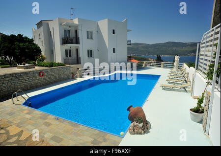 Schwimmbad im Scorpios Apartments in der Nähe von Samos-Stadt, Insel Samos, Griechenland Stockfoto