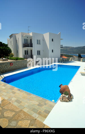 Schwimmbad im Scorpios Apartments in der Nähe von Samos-Stadt, Insel Samos, Griechenland Stockfoto