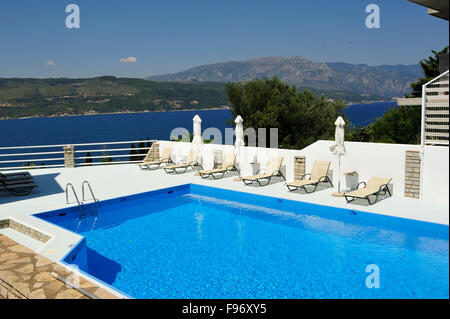 Schwimmbad im Scorpios Apartments in der Nähe von Samos-Stadt, Insel Samos, Griechenland Stockfoto