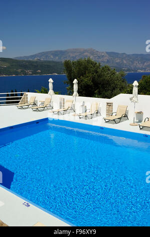 Schwimmbad im Scorpios Apartments in der Nähe von Samos-Stadt, Insel Samos, Griechenland Stockfoto