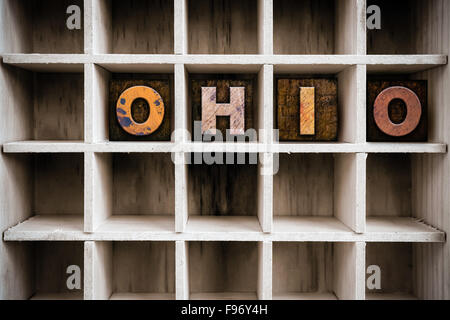 Das Wort "OHIO" Vintage Tinte geschrieben gebeizt Holz Buchdruck-Typ in einen partitionierten Drucker Schublade. Stockfoto