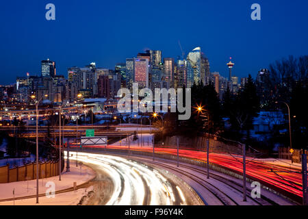 Skyline von Calgary in der Nacht, Calgary, Alberta, Kanada. Stockfoto