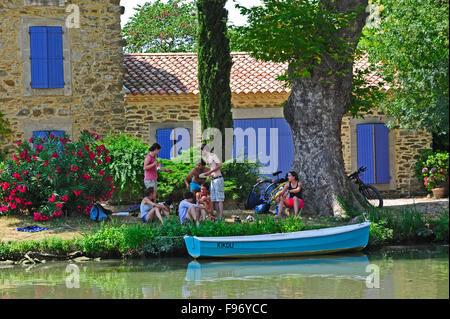 Radfahrer ruht neben dem Canal du Midi bei Le Somail, Department Aude, Frankreich Stockfoto