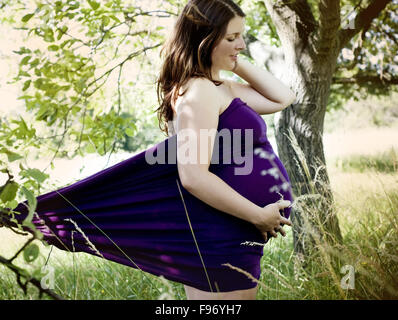 Outdoor-natürliche Portrait schöne schwangere Frau Stockfoto