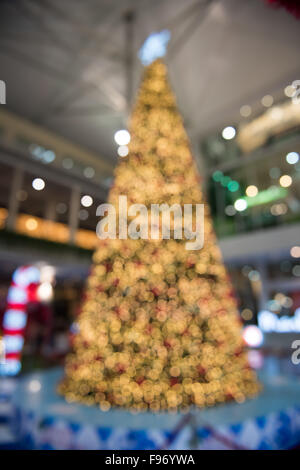 Weihnachtsschmuck oder Weihnachtsbaum leichte Vorbereitung Tag zu feiern, abstrakte Bokeh Licht gute Verwendung für Hintergrund, Weihnachten Stockfoto