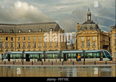 reflektierenden pool, le Miroir d ' eau, Place De La Bourse, Bordeaux, Departement Gironde, Aquitaine, Frankreich Stockfoto