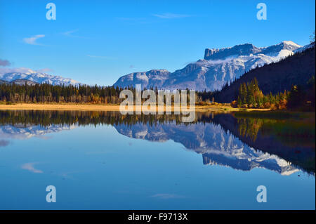 Einem schönen Landschaftsbild der Miette Bergkette im Jasper National Park reflektiert in dem ruhigen Wasser des Jasper-Sees in Stockfoto