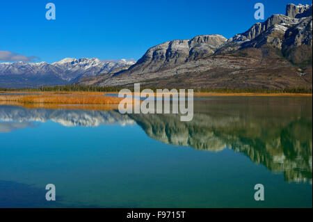 Einem schönen Landschaftsbild der Miette Bergkette im Jasper National Park reflektiert in dem ruhigen Wasser des Sees Talbot Stockfoto