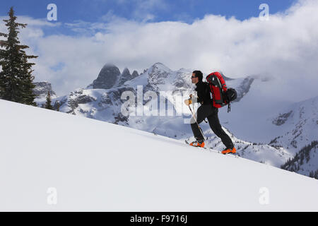 Mann-Skitouren auf den schneebedeckten Gipfeln des Valhalla Provincial Park in British Columbia, Kanada Stockfoto