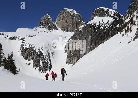 Kleine Gruppe von Menschen Skitouren auf den schneebedeckten Gipfeln des Valhalla Provincial Park in British Columbia, Kanada Stockfoto