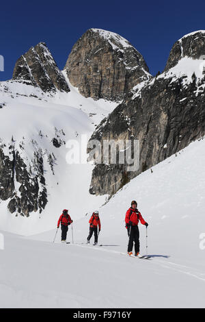 Kleine Gruppe von Menschen Skitouren auf den schneebedeckten Gipfeln des Valhalla Provincial Park in British Columbia, Kanada Stockfoto