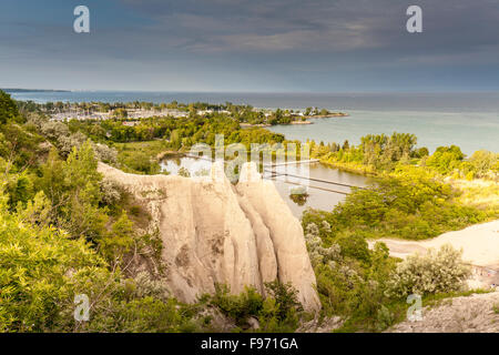 Blick über den Ontariosee und Bluffer Park von der Oberseite der Täuschungen in Scarborough Bluffs Park im Osten Toronto, Ontario