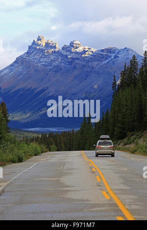 Van fahren durch Icefields Parkway, Banff National Park, Britisch-Kolumbien, Kanada Stockfoto