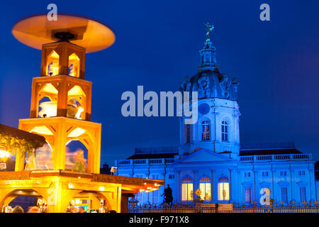 Weihnachtsmarkt vor Schloss Charlottenburg, Berlin, Deutschland, Europa 