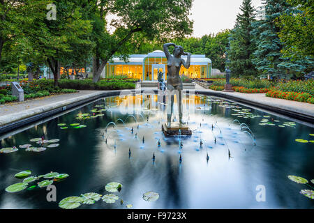 Seerosenteich in Leo Mol Sculpture Garden, Assiniboine Park, Winnipeg, Manitoba, Kanada. Stockfoto