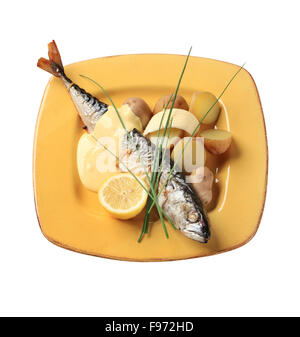 Gebackene Makrele mit Sauce Hollandaise und neuen Kartoffeln Stockfoto