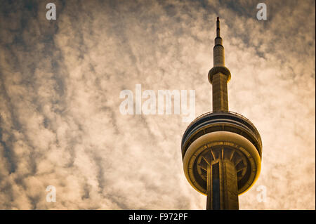 CN Tower und bewölktem Himmel Stockfoto