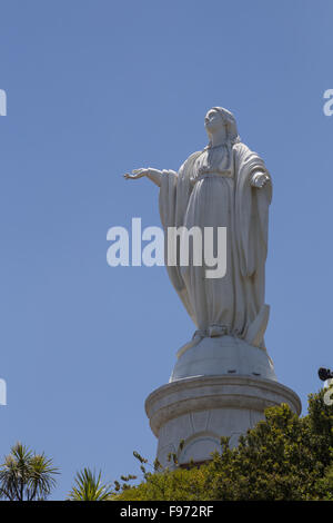 Foto von der Marienstatue auf Cerro San Cristobal in Santiago de Chile. Stockfoto