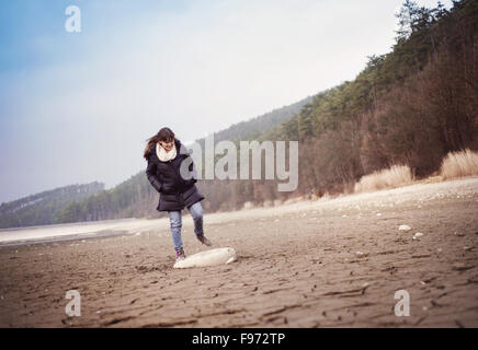 Eine schöne Outdoor-schwangere Frau Porträt in der herbstlichen Natur Stockfoto