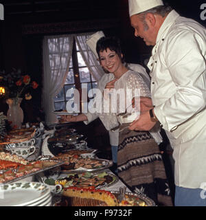 Israelische Sängerin Esther Ofarim, Deutschland 1960er Jahre. Die israelische Sängerin Esther Ofarim, Deutschland der 1960er Jahre. Stockfoto