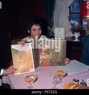 Israelische Sängerin Esther Ofarim, Deutschland 1960er Jahre. Die israelische Sängerin Esther Ofarim, Deutschland der 1960er Jahre. Stockfoto