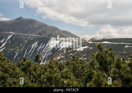 Schneekoppe im Riesengebirge und Unterschlupf. Stockfoto