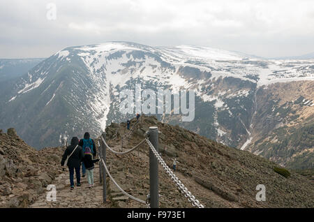 Abstieg von einem Berg und Panorama des Riesengebirges. Stockfoto