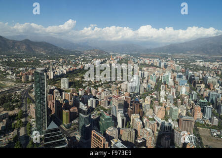 Panoramablick auf die Stadt-Blick von der Gran Torre Santiago in Santiago de Chile. Stockfoto