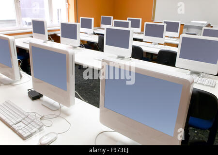 Multimedia-Klassenzimmer mit große Gruppe von Computern Stockfoto