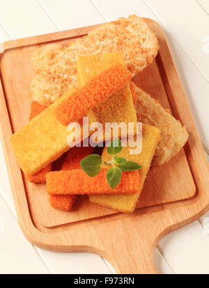 Vielzahl von panierte Fischstäbchen auf Schneidebrett Stockfoto