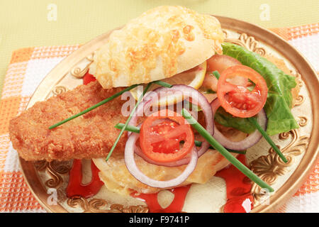 Gebratener Fisch-Sandwich garniert mit Gemüse und Himbeer Balsamico Reduktion Stockfoto