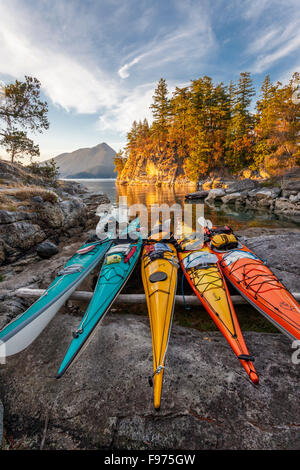 Kajaks liegen oberhalb der Flut Mark auf West Curme Island in Desolation Sound Marine Park. British Columbia, Kanada. Stockfoto