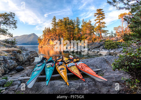 Kajaks liegen oberhalb der Flut Mark auf West Curme Island in Desolation Sound Marine Park. British Columbia, Kanada. Stockfoto