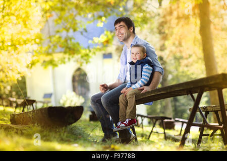 Vater und Sohn verbringen Zeit zusammen im Sommer-Natur Stockfoto